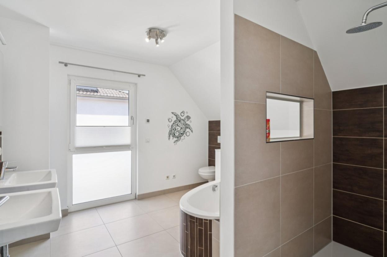 Badezimmer mit Badewanne und Dusche
