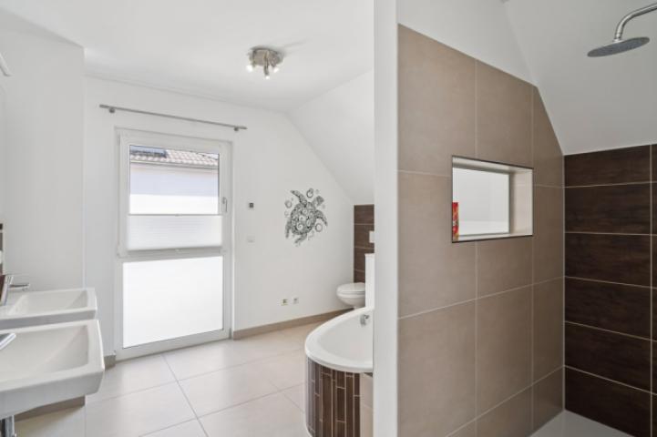 Badezimmer mit Badewanne und Dusche