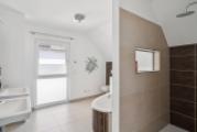 Badezimmer mit Badewanne und Dusche