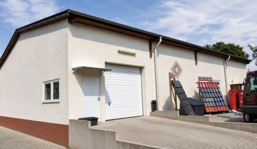 Gewerbehalle mit Einfahrt
