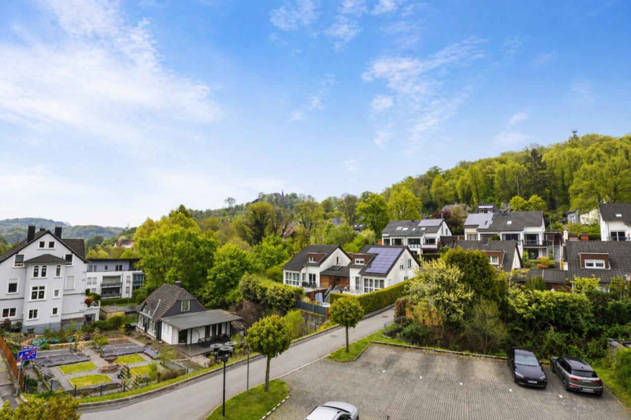 Blick übers Wesselbachtal bis zum Schloss