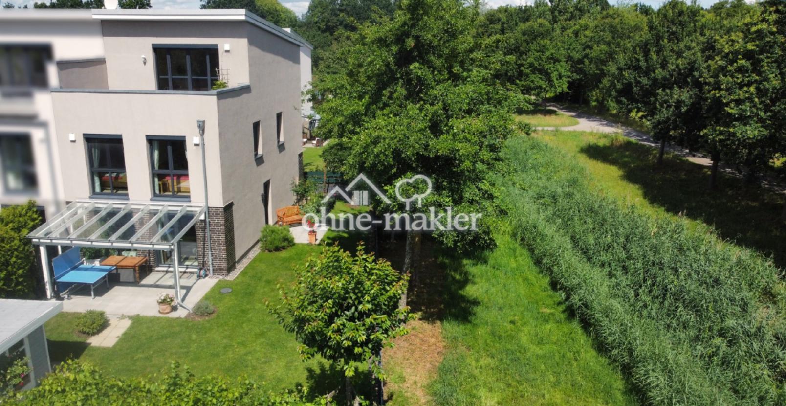 Haus, Garten und Allee