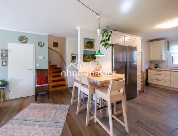 Küche mit Theke und Stauraum