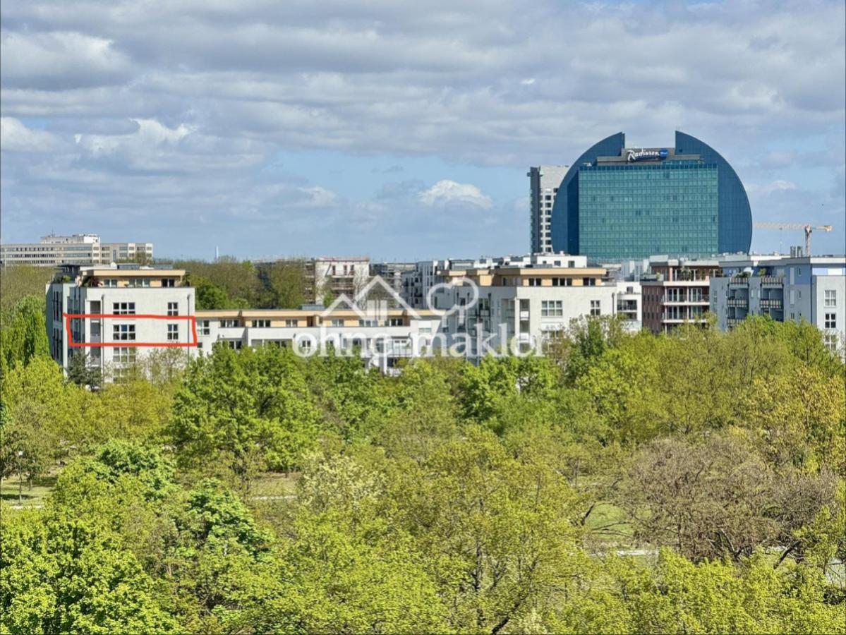 Blick auf das MFH und Park