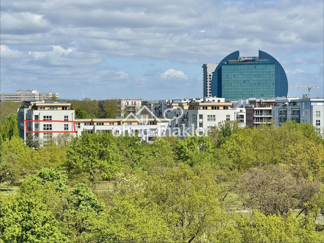 Blick auf das MFH und Park