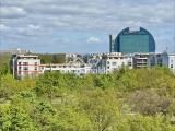 Blick auf das MFH und Park