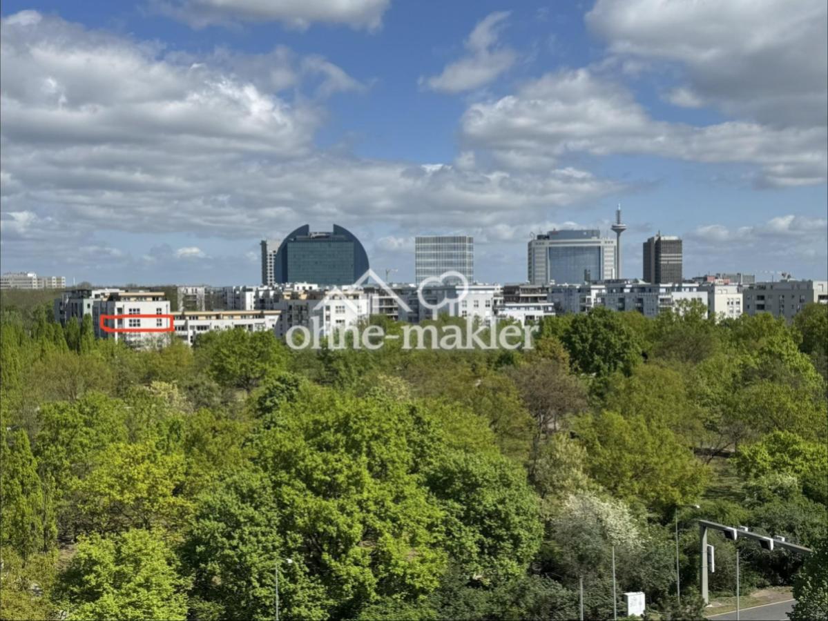 Blick auf das MFH und Park