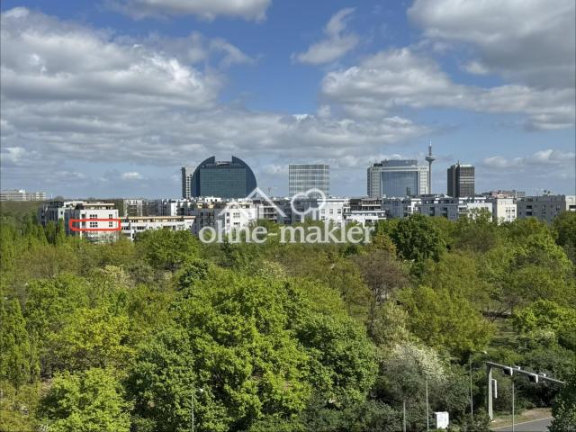 Blick auf das MFH und Park