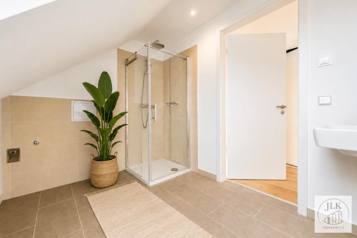 Badezimmer mit Dusche (vorderer Bereich) (KI-Generiert)