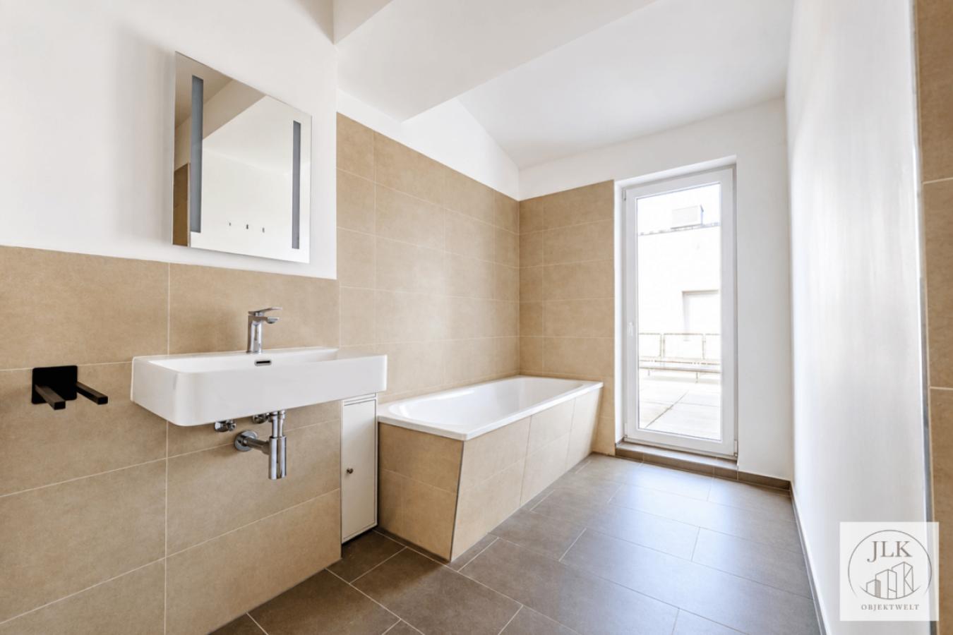 Badezimmer mit Dusche (Zugang vom Schlafzimmer)