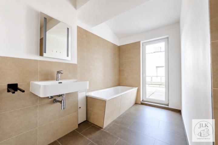 Badezimmer mit Dusche (Zugang vom Schlafzimmer)