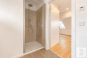 Badezimmer mit Dusche (Zugang vom Schlafzimmer)