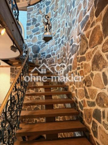 Treppe ins OG mit Basaltmauer