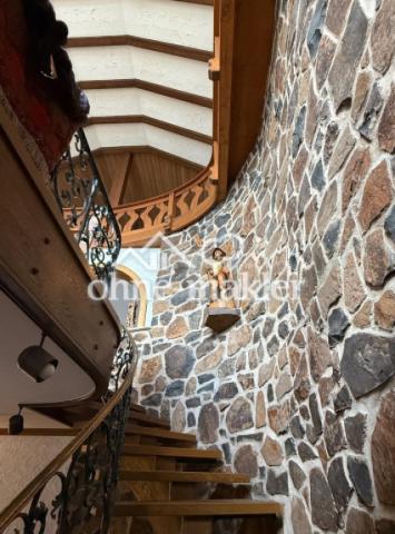 Treppe mit Basaltsteinwand