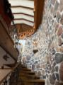 Treppe mit Basaltsteinwand