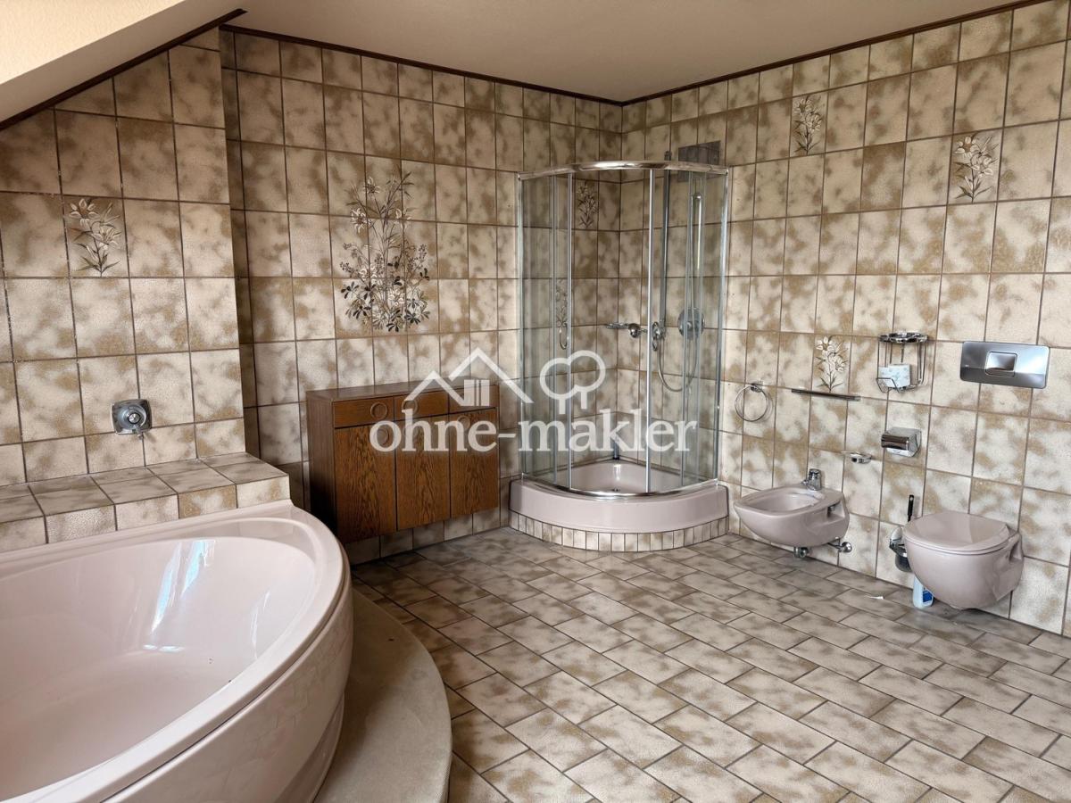 Masterbad mit Wanne und Dusche
