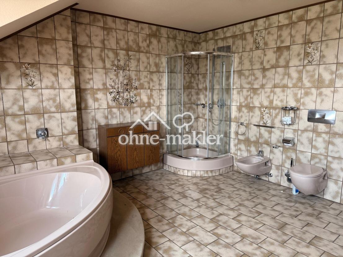 Masterbad mit Wanne und Dusche