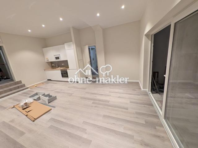 Wohnzimmer mit hohen Decken
