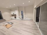Wohnzimmer mit hohen Decken
