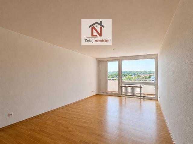 Helles Wohnzimmer mit Zugang zum Balkon