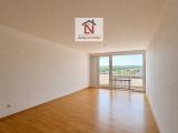 Helles Wohnzimmer mit Zugang zum Balkon