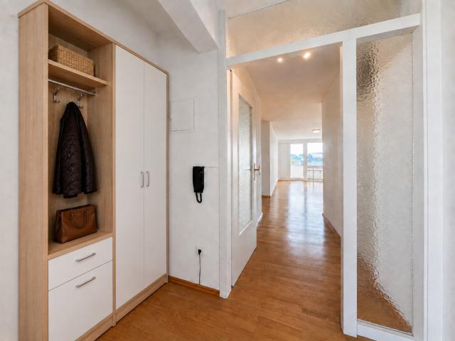 Einladender Eingangsbereich mit Garderobe