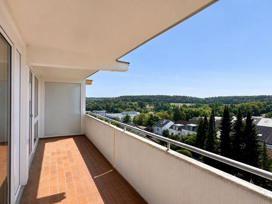 Überdachter Balkon mit Blick ins Grüne
