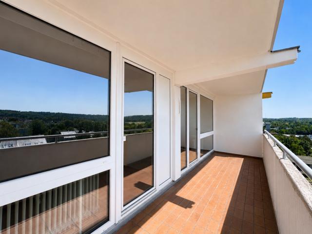 Sonniger Südbalkon entlang der Wohnung