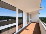 Sonniger Südbalkon entlang der Wohnung