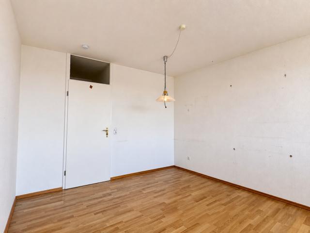 Geräumiges Schlafzimmer mit Parkettboden