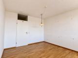 Geräumiges Schlafzimmer mit Parkettboden