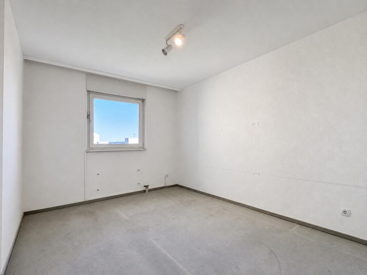 Helles Kinder- oder Arbeitszimmer mit Fenster