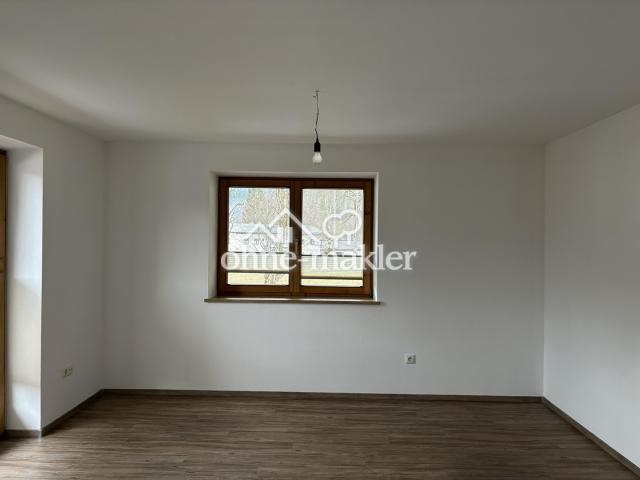 Wohnzimmerfenster mit Plissee