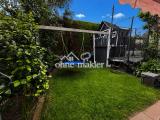 Garten mit Spielhaus