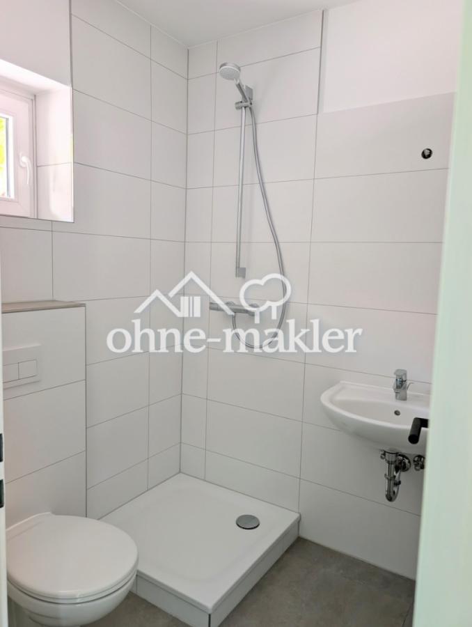 Bad mit Fenster und Dusche