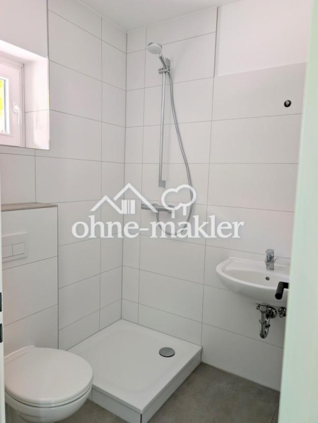 Bad mit Fenster und Dusche