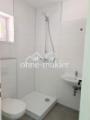 Bad mit Fenster und Dusche