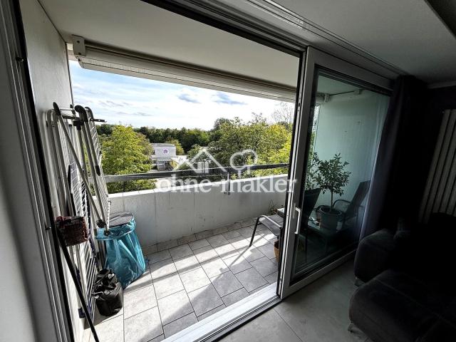 Wohnzimmer mit Balkon