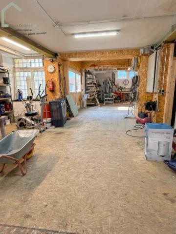 Zugang Halle - KI-generiert