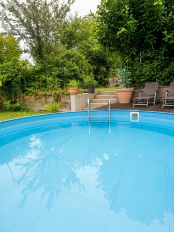 Garten mit Pool - KI-generiert