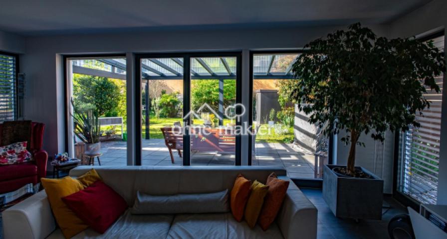Blick Wohnzimmer in Garten ff.