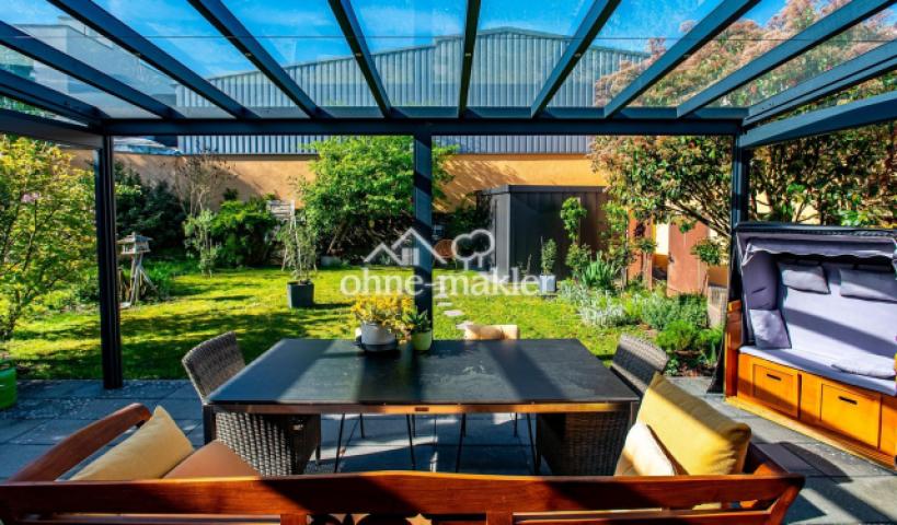 Blick Pergola in Garten ff.
