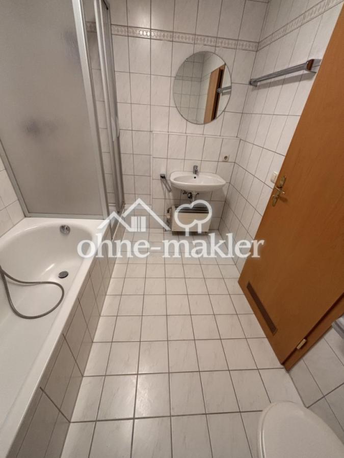Bad mit Badewanne und Dusche