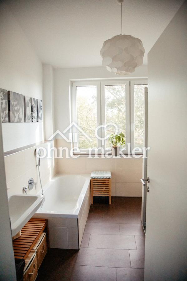 Badezimmer mit Wanne u. Dusche