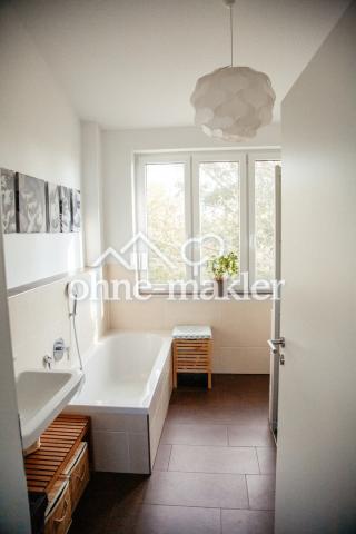 Badezimmer mit Wanne u. Dusche