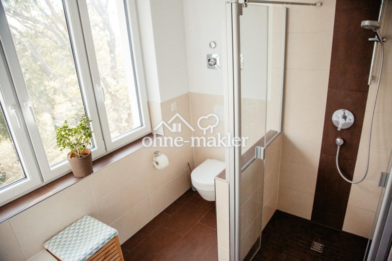 Badezimmer mit Dusche u. Wanne