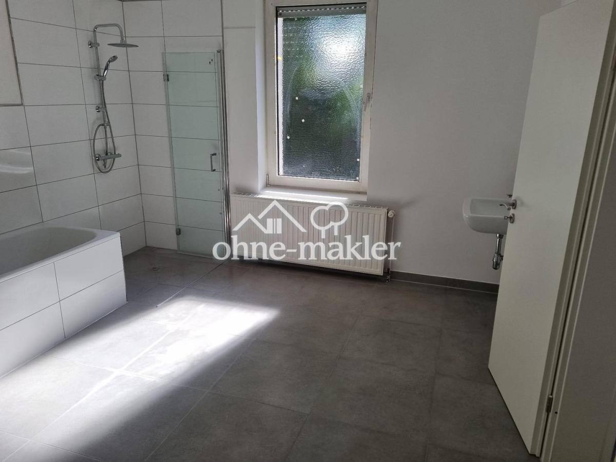 Dusche und Badewanne