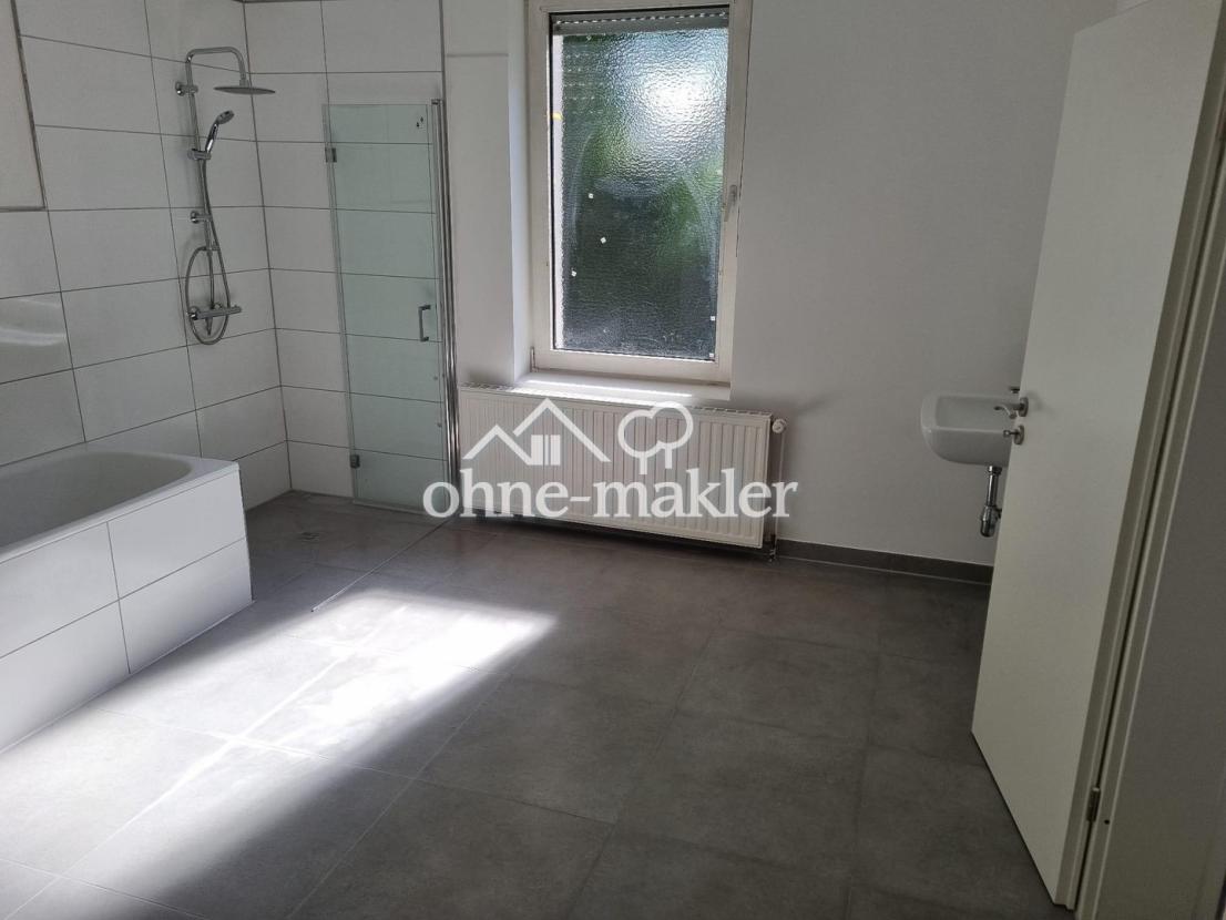 Dusche und Badewanne