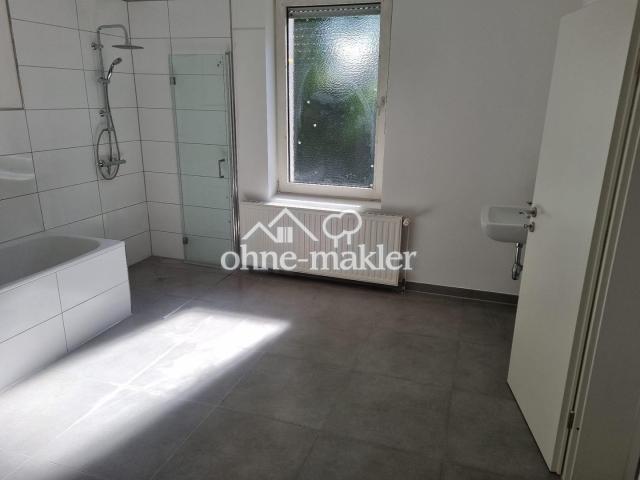 Dusche und Badewanne