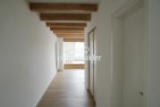 Flur untere Ebene zum Balkon